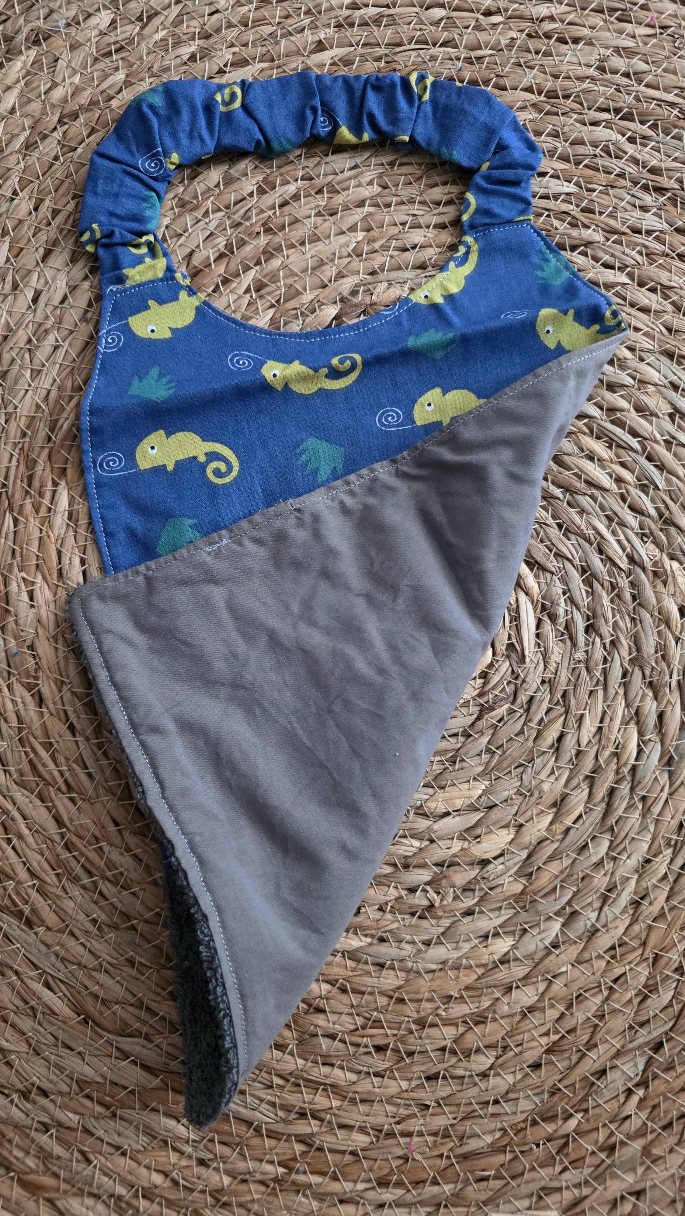Serviette maternelle caméléon
