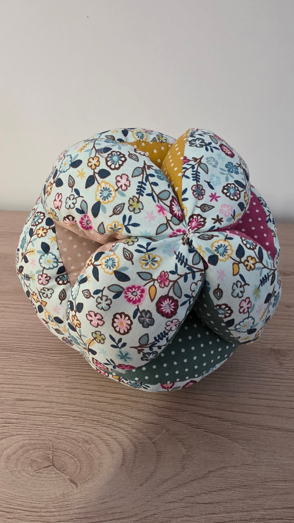 Balle de préhension  fleurs et pois